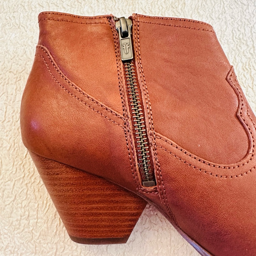 Frye Reina Western Ankle Boots Pointy Toe Cognac Brown Leather 7.5 NEW - Picture 5 of 10